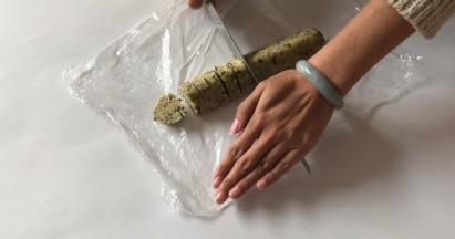 取出后，撕开保鲜膜，用刀分切成1.5cm的厚片