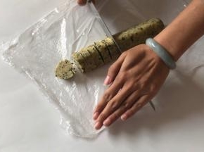 取出后，撕开保鲜膜，用刀分切成1.5cm的厚片
