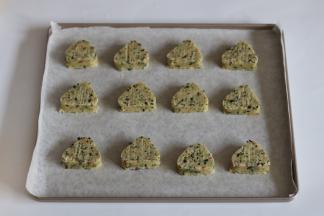 烤盘铺上油纸，将切好寿司形状的曲奇，均匀的排入烤盘