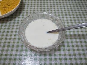 把酵母倒入牛奶搅拌均匀