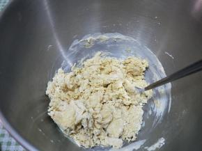 除了黄油，把所有的材料倒入厨师机料理桶，搅拌成絮状。