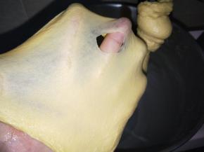 目测面团表面光滑，可以拉出比较薄的膜，破洞比较圆。因为方子中添加了大量的南瓜粉，会对面筋形成一定的影响。