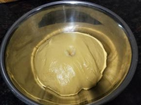 盖上湿布放温暖处发酵至两倍大，不塌陷，不回缩