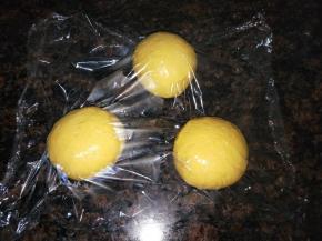 案板上抹一点点油，面团排气，等量分割，滚圆松弛15分钟，让面团恢复柔软