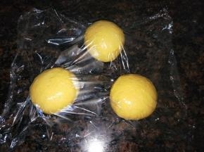 案板上抹一点点油，面团排气，等量分割，滚圆松弛15分钟，让面团恢复柔软
