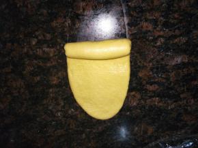 取一个面团，光滑一面朝下，擀平，从上面往下卷起，盖上保鲜膜，松弛10分钟左右