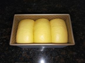 发酵至8分满，平炉190℃预热烤箱，转180℃上下火35分钟(上色满意后需要盖锡纸)，风炉参考160℃30分钟。出炉后，脱模烤架，放温后密封保存