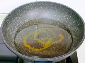 锅中加入水，挤入鸡汁。