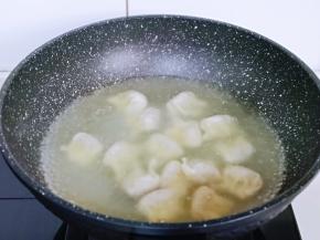 水烧开后，下馄饨，煮熟。