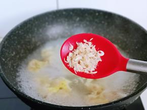 馄饨漂浮在水面上时加入虾皮。