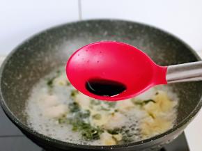 加入一小勺生抽，关火。