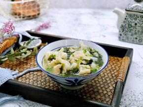 一碗热乎乎的馄饨。