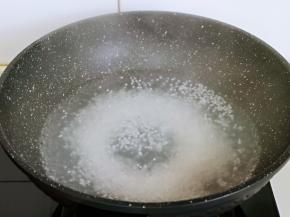 锅中加入清水烧开，将西米倒入锅中，用勺子不断地搅拌，这时煤气转为中小火，西米煮到半透明状态时，转为小火焖煮5分钟，加入一勺清水，大火烧开，搅拌2分钟。