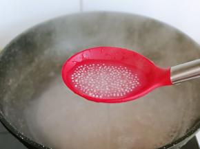 转小火焖煮5分钟，加入一勺清水，大火烧开，搅拌2分钟，西米煮半透明。