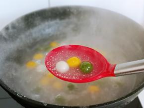 将圆子煮至漂浮在水面上，西米中间一点点的白银芯，盖上锅盖煮1分钟即可关火，焖15分钟，