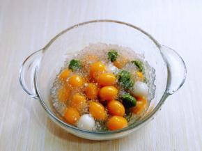 之后将煮好的西米与彩色圆子用纯净水反复冲，直到西米粒粒分明为止，淋干水分。