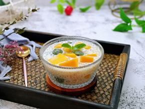 芒果洗干净，从中间切开，去核，切下果肉，放入碗中即可享用。