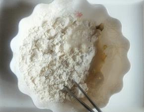 0.5克盐加入面粉中搅拌均匀，其中四分之三面粉加入开水搅拌成絮状，另外四分之一面粉加入清水搅拌成絮状。