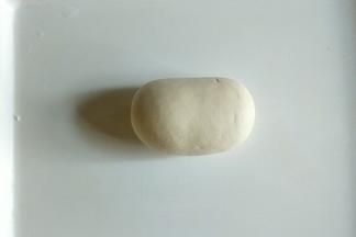 松弛好的面团揉搓成光滑面团