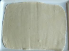 擀成厚度为2mm左右的长方形薄饼