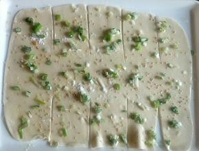 把面饼两边切几刀，中间不要切断。如图