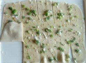 把其中的一边向中间折，如图