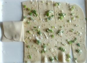 对应的另一边也向中间折，如图