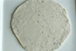 擀成厚度为3mm左右的薄饼