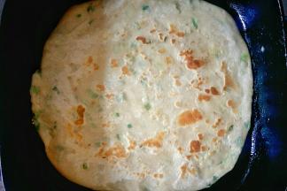 烙至金黄后翻面，中间翻两次面直至烙熟。