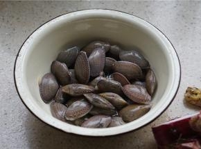 备好所用食材，花蛤提前泡数小时。