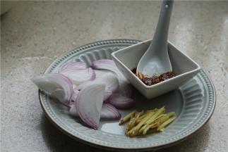将洋葱，生姜，及豆酱料酒调配好。