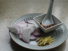 将洋葱，生姜，及豆酱料酒调配好。