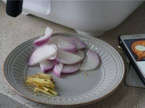 跟着程序预热好机子，然后加入姜丝及洋葱爆香。