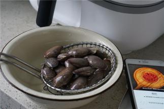 再加入花蛤及少许的细盐，配炒几分钟。