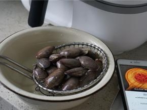 再加入花蛤及少许的细盐，配炒几分钟。