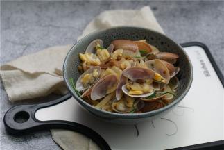 十分简单的烹饪机版洋葱炒花蛤完成，朋友们明火烹饪也是这个过程 哦。