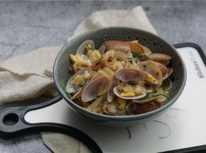 十分简单的烹饪机版洋葱炒花蛤完成，朋友们明火烹饪也是这个过程 哦。