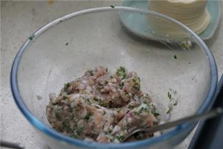 然后加入玉米油，料酒 ，细盐鸡精调味，拌至上劲。