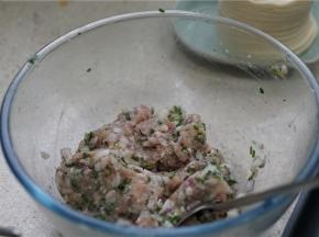 然后加入玉米油，料酒 ，细盐鸡精调味，拌至上劲。