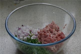 猪肉末，洋葱，胡椒备洗好并剁切好混合在一起。