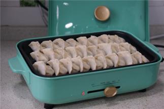 如图这个量，满满一盘，四口之家刚刚好。先中火煎至饺子面微微脆。