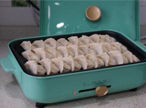 如图这个量，满满一盘，四口之家刚刚好。先中火煎至饺子面微微脆。