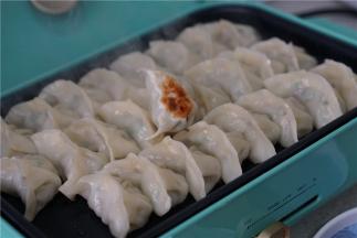 如图就是煎好的饺子，底很是脆香哦。