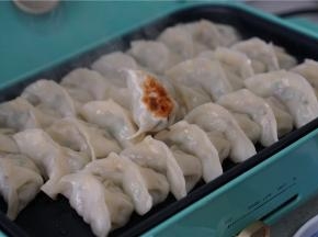 如图就是煎好的饺子，底很是脆香哦。