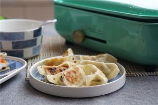 然后配上个人喜欢的蘸汁就可以享用。