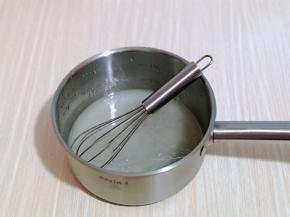 将玉米油，纯净水，盐放入锅中，用手动打蛋器搅拌均匀。