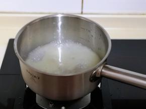 开中小火加热至煮沸，立刻关火。