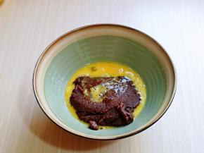 鸡蛋敲碗里，用筷子打散，将蛋液分三次倒入面团中，每加入一次蛋液后，“必须翻拌均匀，蛋液与面团完全融合在一起” 再加入蛋液，切记分三次加入蛋液，每次一定要拌均匀。