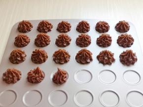 挤入烤盘中即可，挤手法，手不要往下压，一边挤手一边提高。(不是不粘烤盘，记得垫上油纸)