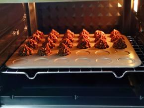 将烤盘入东菱烤箱中层，烤箱上管200°，下管190°烤8-10分钟，注意观察表面定型即可。